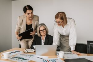 Kobiety pracujące nad strategią HR
